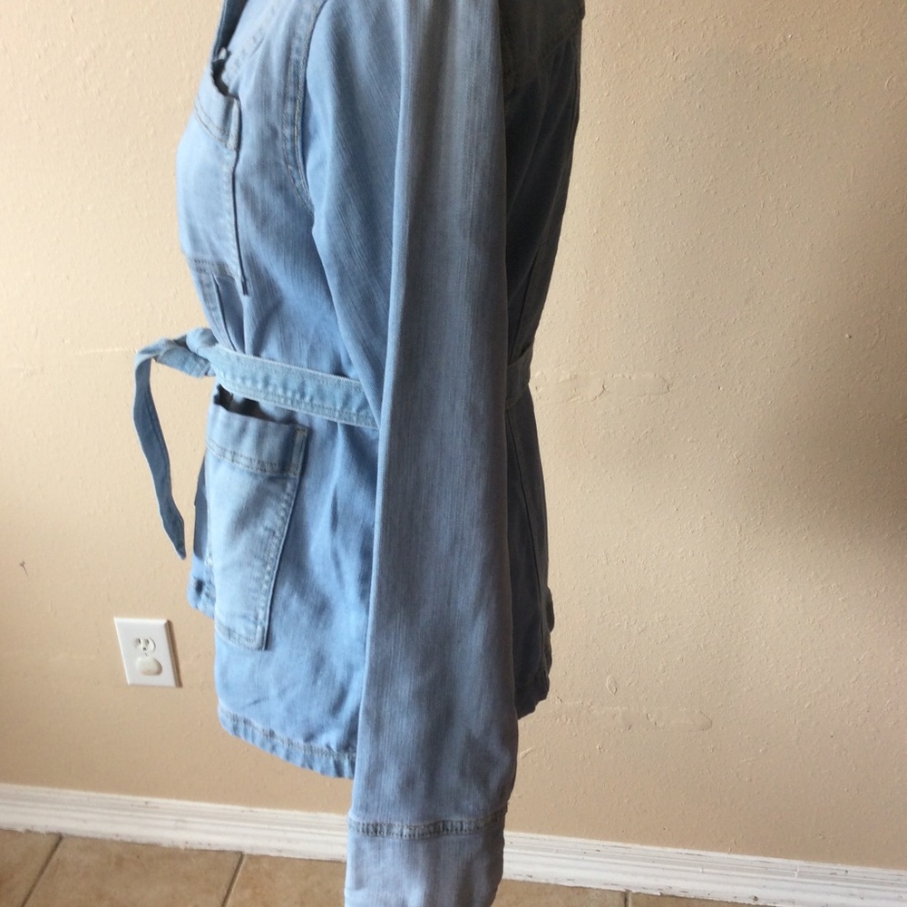 Cato v Light Wash Denim Jacket Size L, NWT - Picture 4 of 15